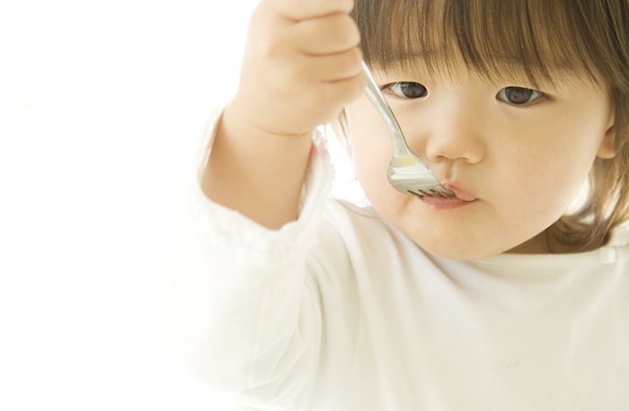 아이가 음식을 물고만 있어요
