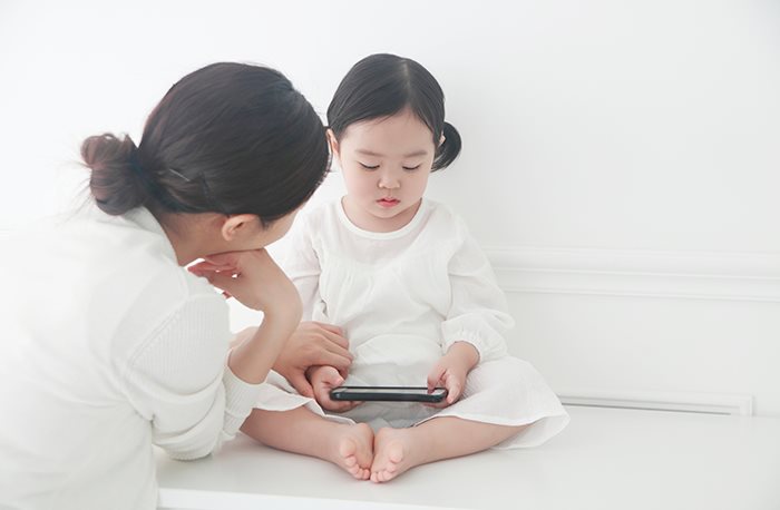 스마트폰 뺏으면 우는 아이