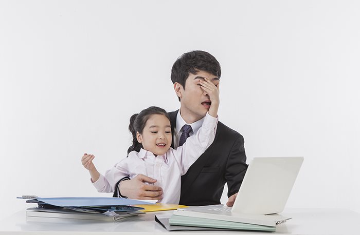 엄격한 아빠-친구 같은 아빠 '두 마리 토끼 잡기'