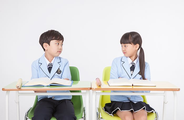 우리 딸, 왜 남자아이한테만 유독 공격적일까요?