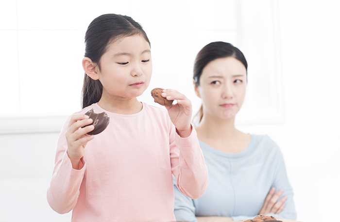우리 딸은 과자만 먹어요. 편식 고치는 방법이 있나요?