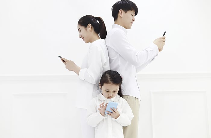 스마트폰을 보여줘야 밥 먹는 아이, '중독'인가요?