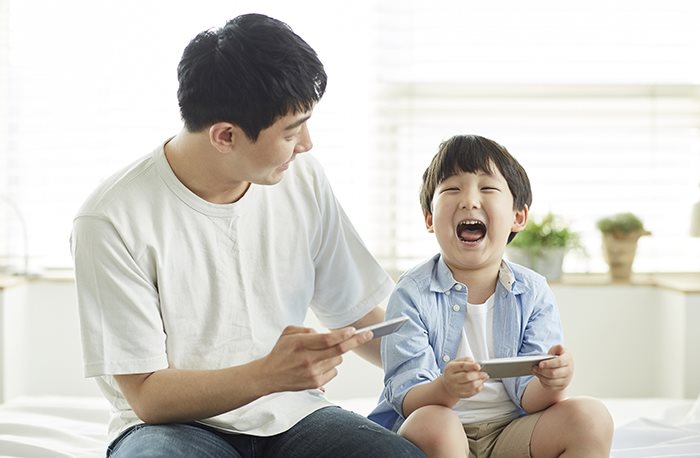 비싼 장난감보다 엄마아빠와 노는 게 행복해요