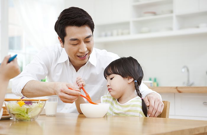 밥 안 먹으려고 하는 아이, 굶겨야 하나요?