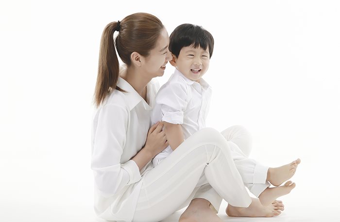 아이가 친구에게 관심이 있으면서도 엄마 곁에만 있으려고 해요