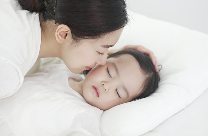 자다가 우는 아이, 억지로 깨우지 마세요